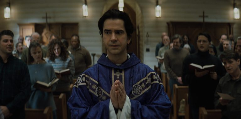 Hamish Linklater como Padre Paul em "Missa da Meia-Noite", estreia da Netflix. -Otageek