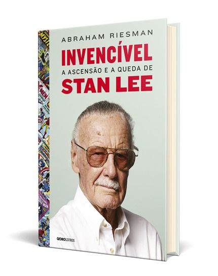 Na capa de Invencível, Stan Lee está de costas para um fundo azul, com uma lombada cheia de personagens de quadrinhos