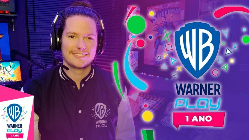 Apresentador do Warner Play, Arthur Ribas posa para foto com arte comemorativa de aniversário de 1 ano do canal. - Otageek