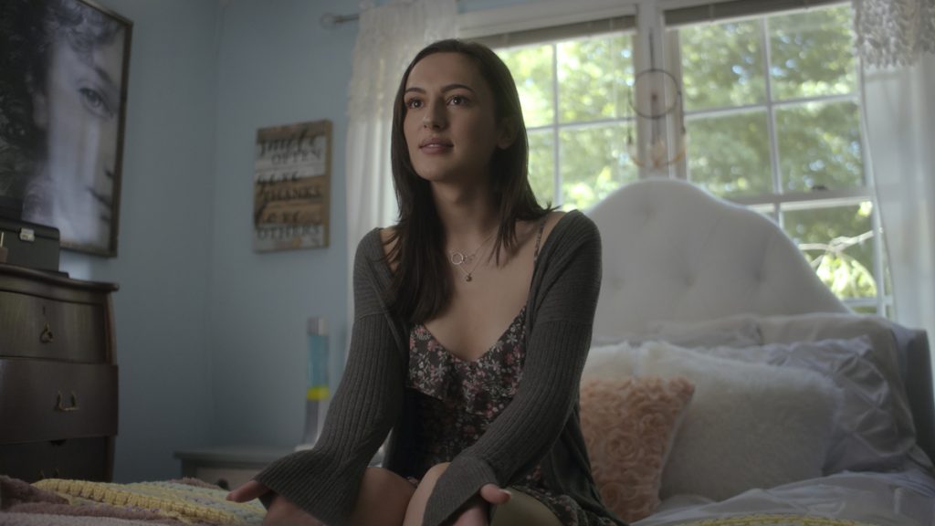 A protagonista de Always Jane aparece na foto de longos cabelos castanhos e pele branca, utilizando um kimono verde terra e um vestido florido por baixo. Ela esta sentada em uma cama branca que possui vários travesseiros também brancos. Atrás da cama se tem uma janela, fechada com vista para floresta.