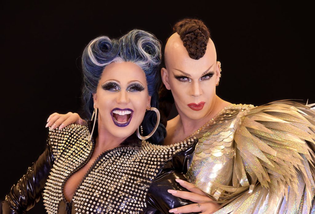 Xuxa e Ikaro Kadoshi caracterizados como drag para o reality Caravan das Drags