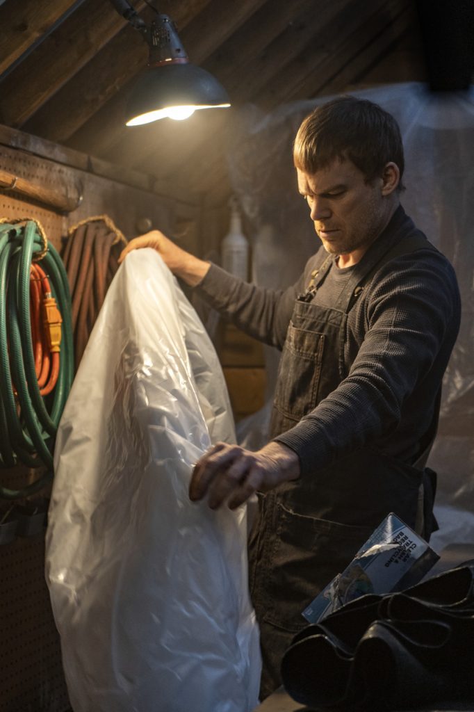 Dexter mexendo em um saco plástico em Dexter: New Blook - Estreias de Novembro no Paramount+ - Otageek