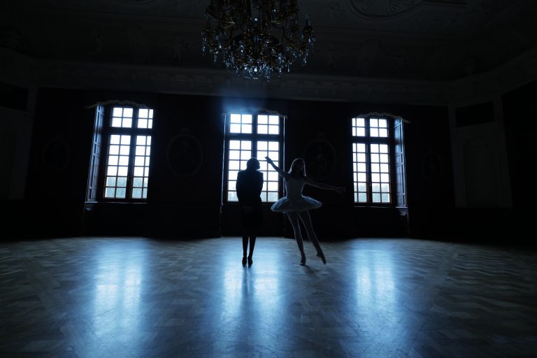 Diana Spencer (Kristen Stewart) dançando no estúdio Otageek