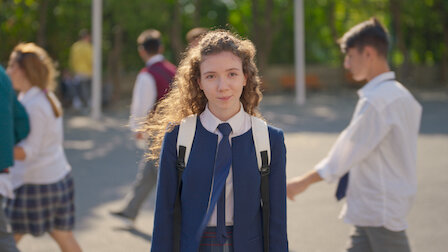 Elif parada no terreno da escola - Crítica - Love 101, temporada 2 - intensa como a juventude - Otageek