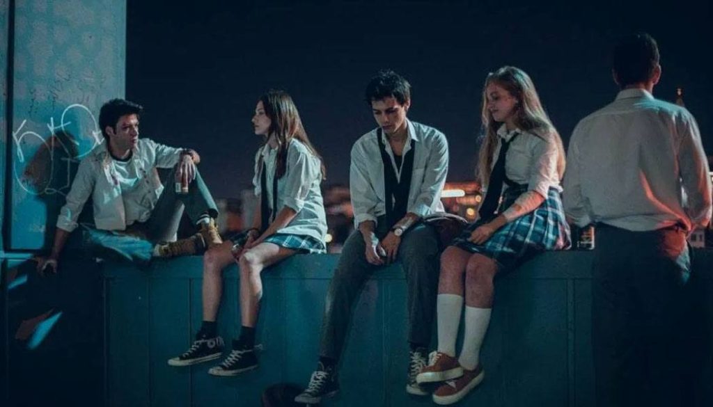 Karem, Eda, Sinan e Isik sentados em um muro, Osman em pé ao lado - Crítica - Love 101, temporada 2 - intensa como a juventude - Otageek