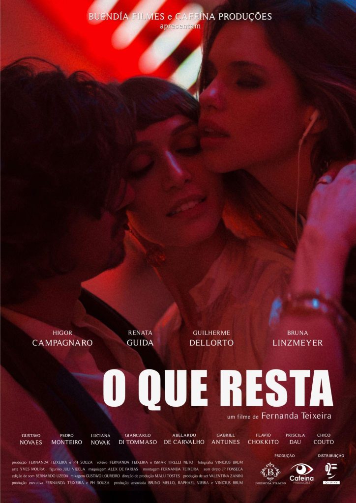 No poster do filme O Que Resta, temos três personagens, todos brancos de cabelo escuro, de olhos fechados se abraçando.