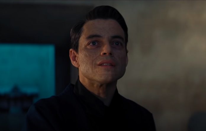 O ator Rami Malek maquiado para dar vida ao vilão Safin, com rosto queimado. 