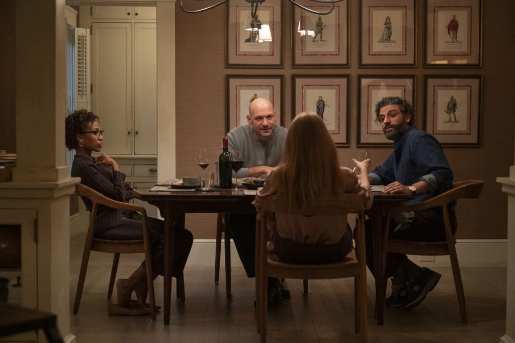 Imagem promocional da minissérie "Cenas de um Casamento", em que Mira e Jonathan em um jantar com os amigos Kate (Nicole Beharie) e Peter (Corey Stoll)