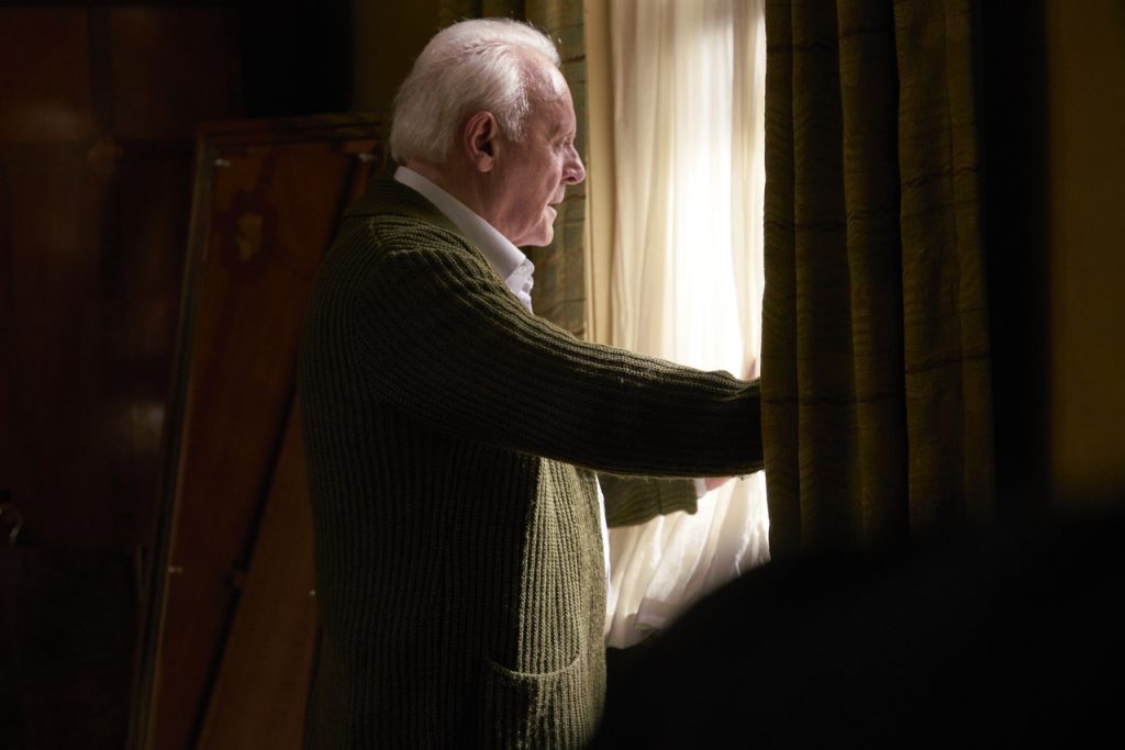 Imagem promocional do filme "Meu Pai". Nela, vemos Anthony Hopkins, um senhor de idade, espiando por uma janela.