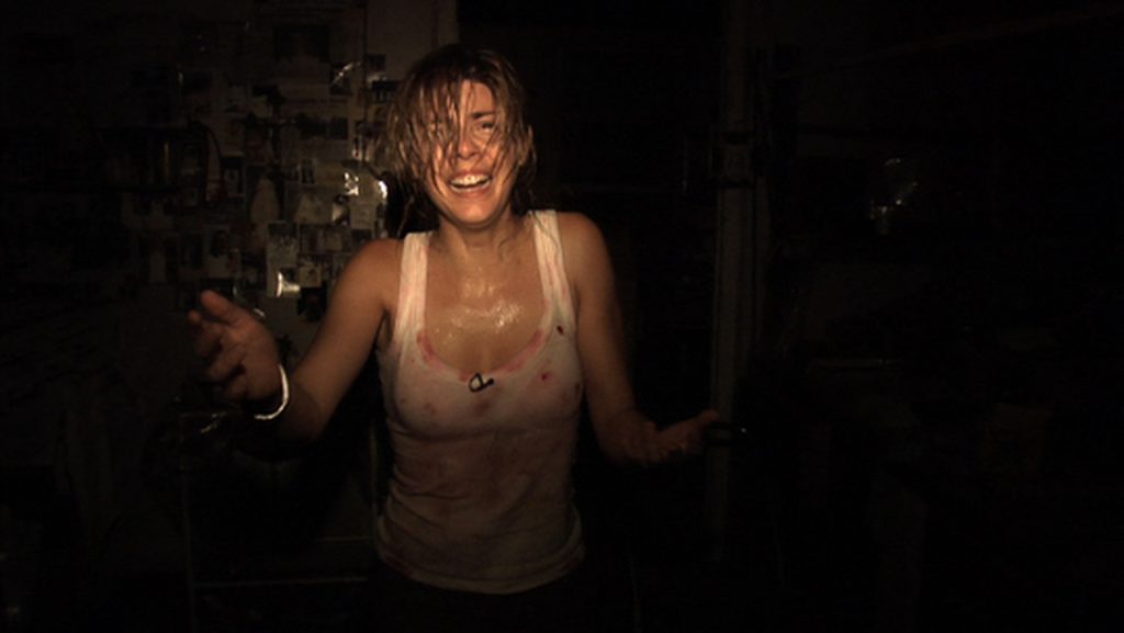 Uma mulher chora em desespero em uma foto promocional do filme rec 2