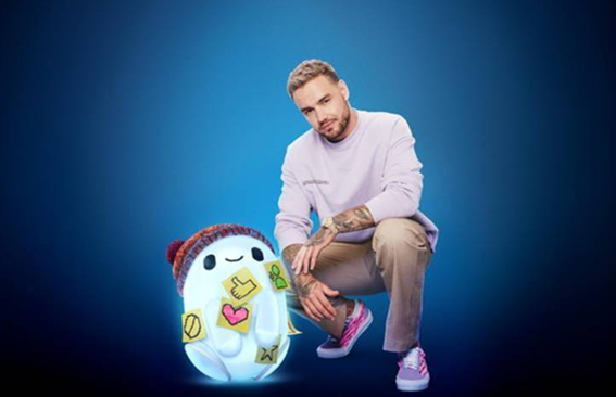 Cantor Liam Payne em imagem promocional de seu novo single, ao lado do robô Ron.