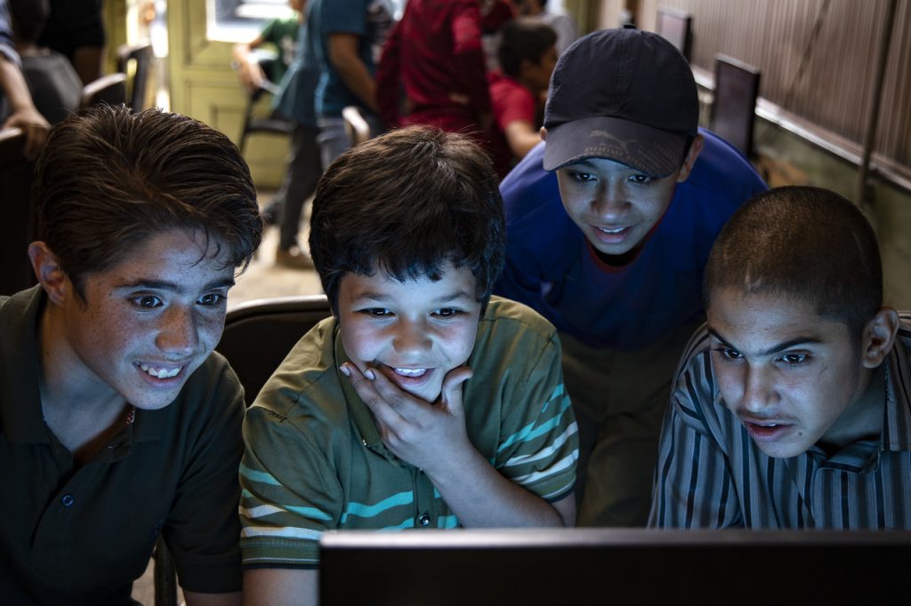 Os garotos na frente do computador 