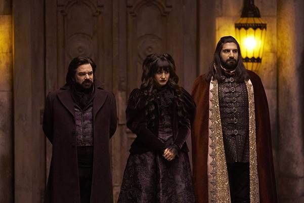 Imagem promocional da série "What We Do In The Shadows", opção indicada pelo Star+ para curtir o Halloween