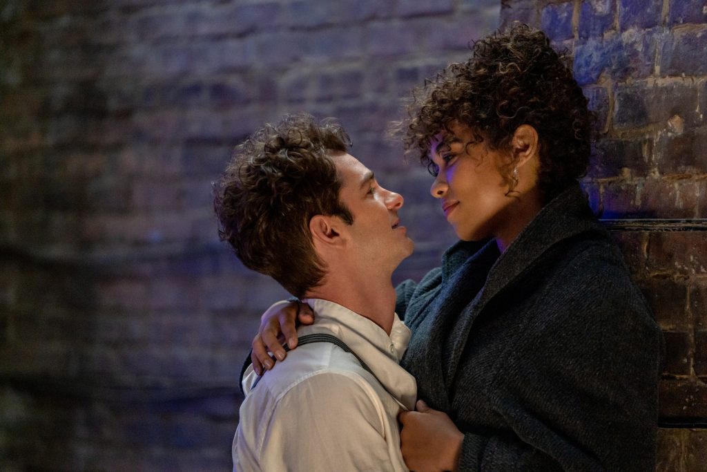 Andrew Garfield (Jonathan Larson) e Alexandra Shipp (Susan) Otageek