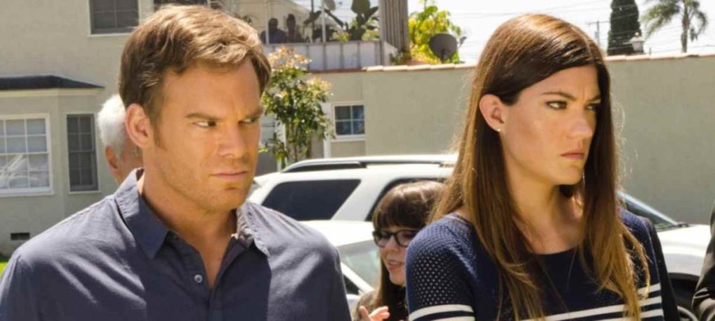 Dexter e sua irmã Debra em cena da série original.