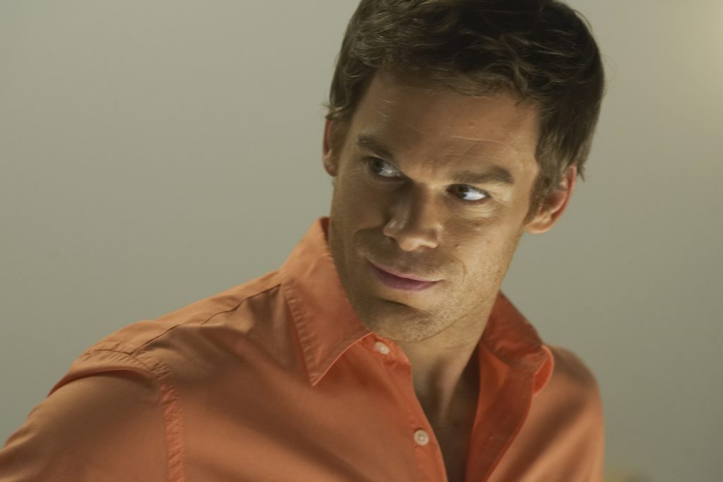 Dexter com expressão psicopata. 