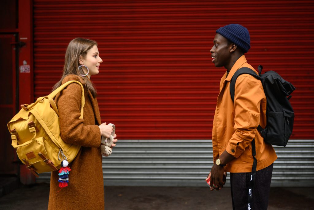 Eloise (Thomasin McKenzie)  e John (Michael Ajao) Otageek