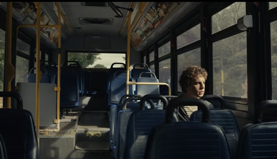 Evan sentado sozinho em um ônibus vazio. Crítica - Querido Evan Hansen nos deixa agoniados do início ao fim - Otageek