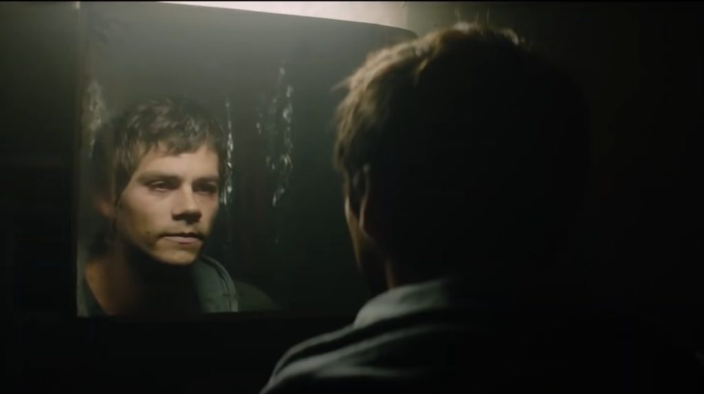 Dylan O'Brien como Fred. Fred se olhando no espelho - Crítica -Efeito Flashback, com Dylan O'Brien, explora as vias da memória - Otageek