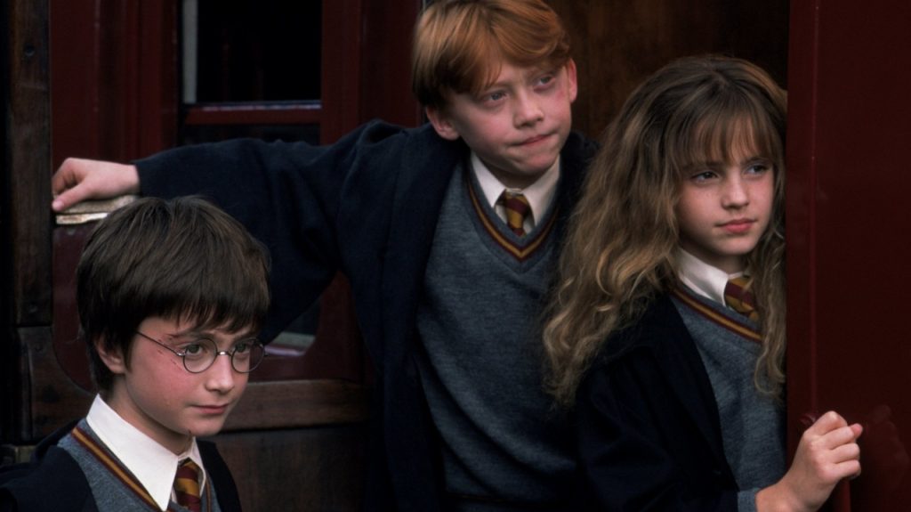 Harry, Rony e Hermione subindo no trem - HBO Max anuncia "Harry Potter - 20 anos de magia: de volta a Hogwarts" - Otageek