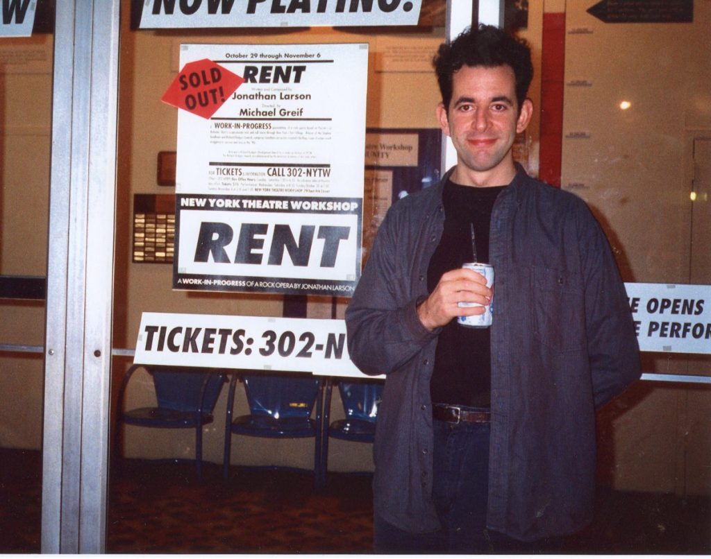 Jonathan Larson em frente a placa de sold out de Rent Otageek