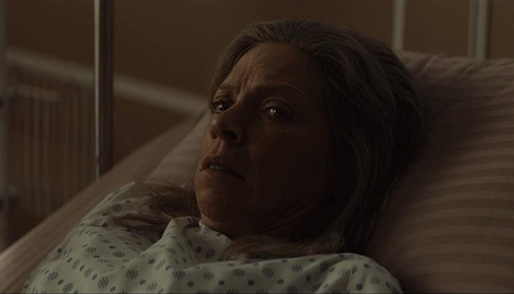 Liisa Repo-Martell como mãe do protagonista, deitada em uma cama de hospital - Crítica -Efeito Flashback, com Dylan O'Brien, explora as vias da memória - Otageek