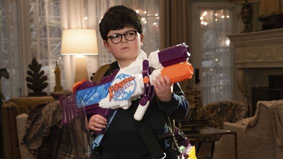 Max Mercer (Archie Yates) com um arma nerf Otageek