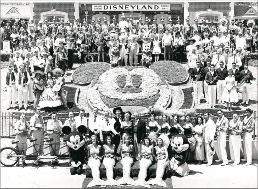 Mickey e Minnie Mouse junto a outros personagens e funcionários na inauguração da Disneyland, em Anaheim (Califórnia), no ano de 1955.