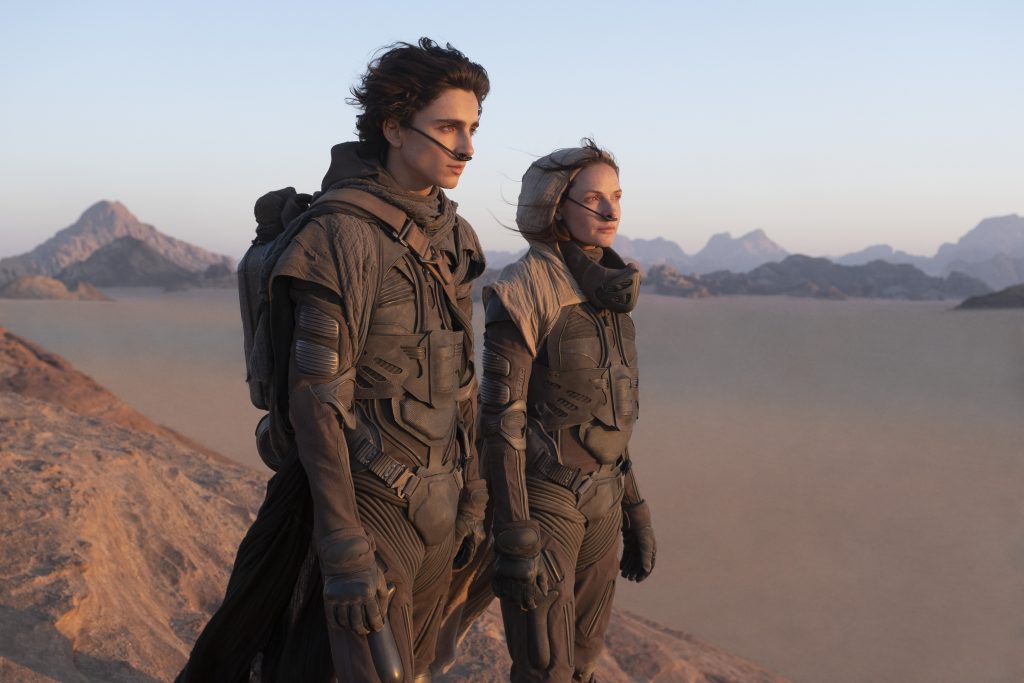 Paul e Jessica Atreides contemplam a paisagem desértica em Duna.