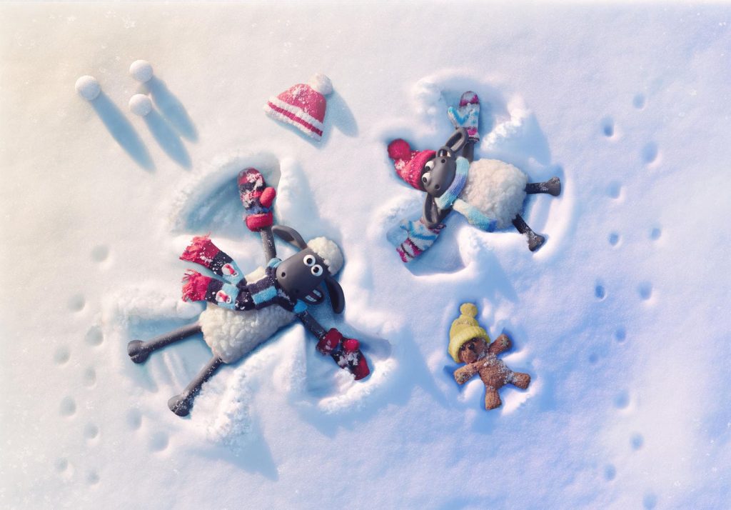 Animação - Dois carneiros e um urso de pelúcia fazendo anjo na neve