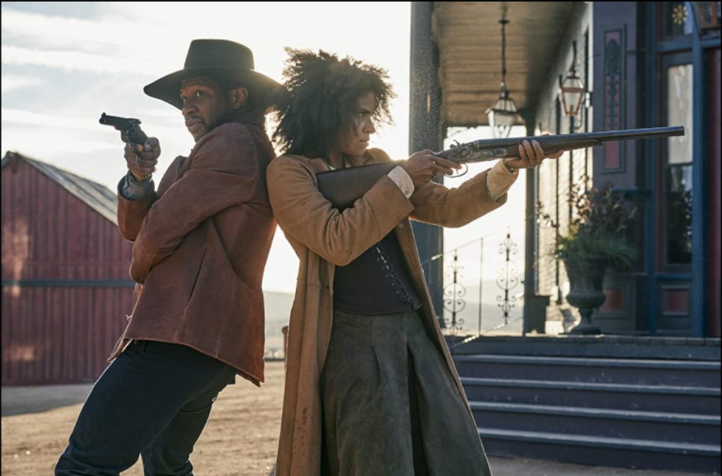 Jonathan Majors  e  Zazie Beetz em cena de ação de Vingança e Castigo