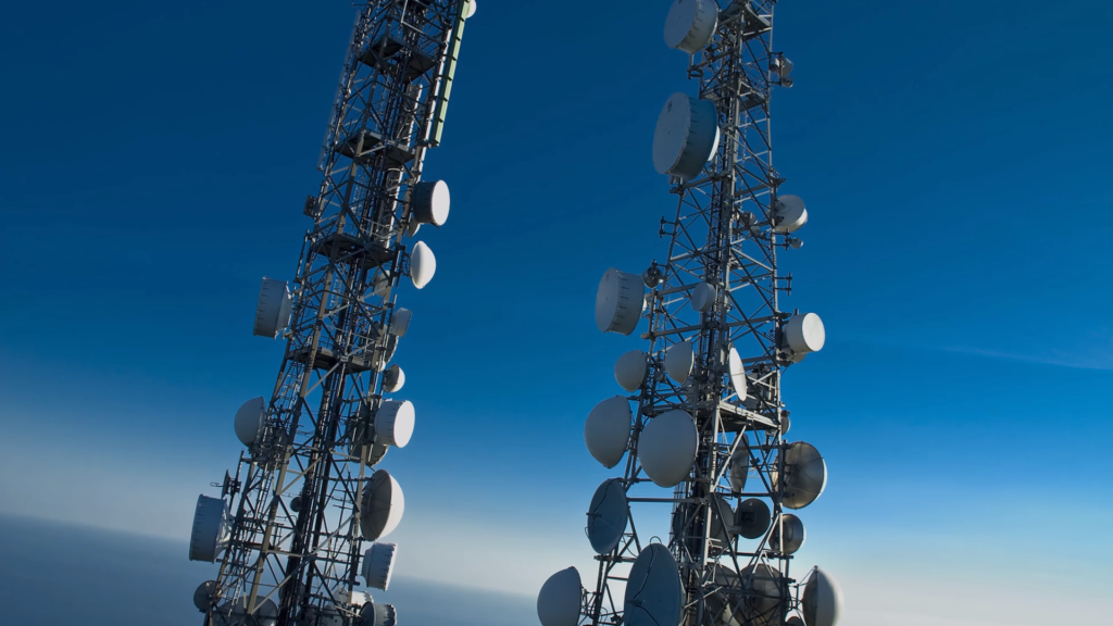 Torres com antenas de telefonia, que poderão comportar antenas do 5G.