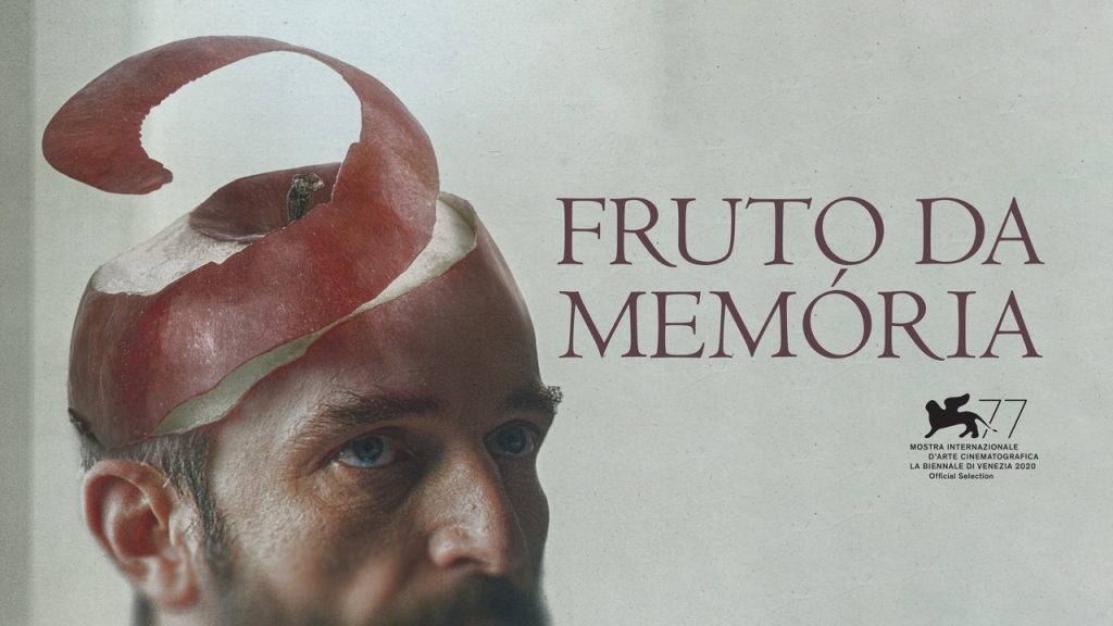 Imagem promocional do filme "Frutos da Memória", onde vemos a cabeça de um homem sendo descascada tal qual uma maçã.