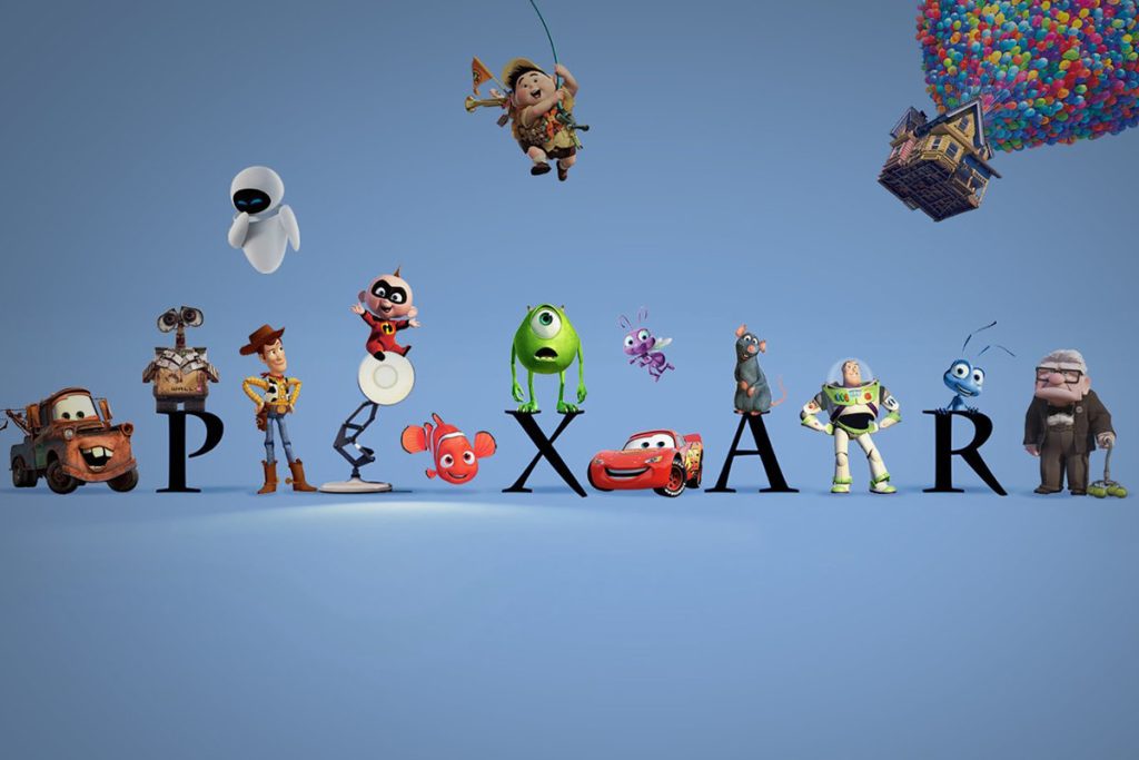 Personagens conhecidos de diversos filmes da Pixar ao lado do logotipo do estúdio.