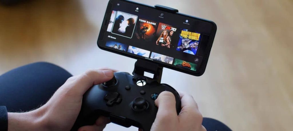 Controle de Xbox One conectado a um smartphone com conexão 5G.