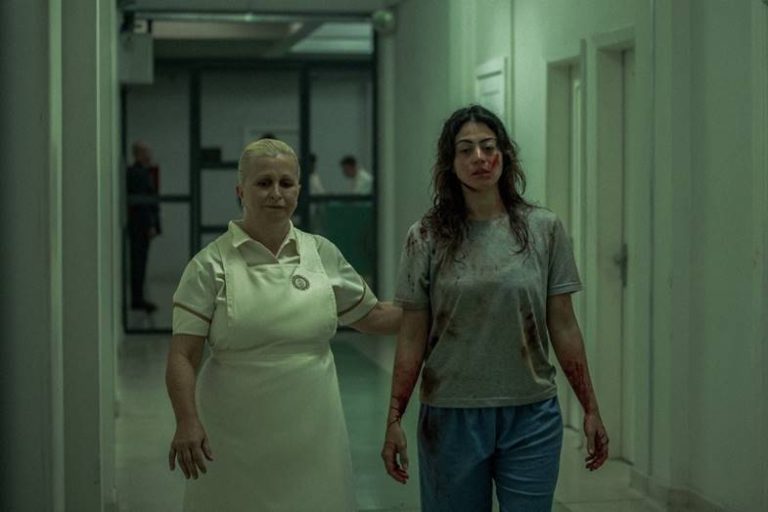 A policial Paula (Carol Castro) é internada em uma clinica psiquiátrica após uma tragédia