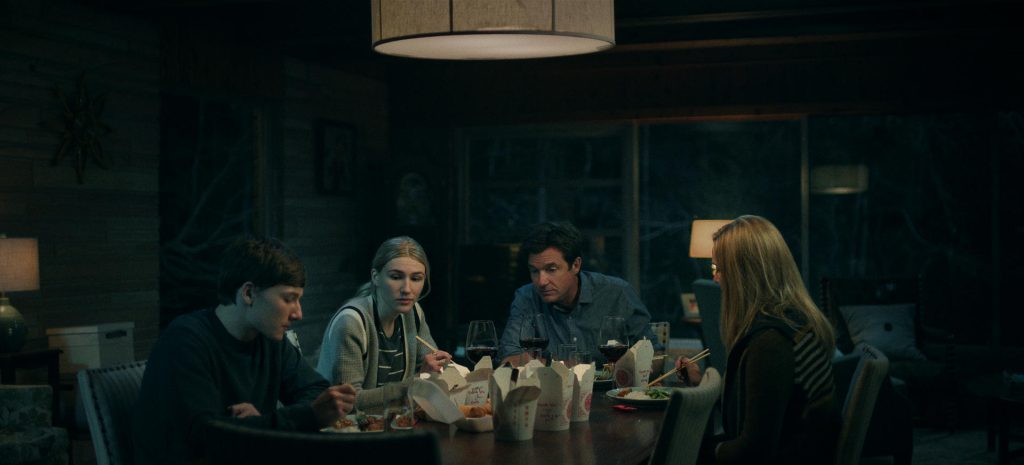 Jonah Byrde (Skylar Gaertner), Charlotte Byrde (Sofia Hublitz), Marty Byrde (Jason Bateman) e Wendy Byrde (Laura Linney) em uma mesa de jantar Otageek