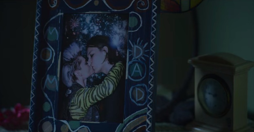 Foto dos pais de Bev se beijando com fogos de artíficio no fundo - Crítica - Fita Cassete - quando o rock n' roll bate à porta - otageek