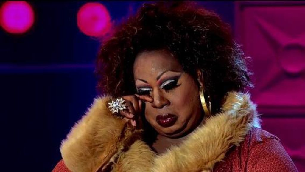 Rupaul's Drag Race tem momentos dde superação. Uma das drags chora emocionada na foto.