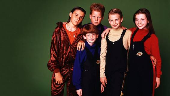 Riquinho (David Gallagher). Reggie Van Dough (Jake Richardson) e sua turma Otageek