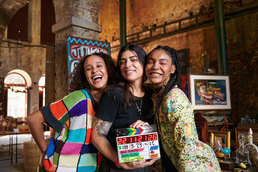 Foto do elenco da série brasileira Dois Tempos, onde mostra três mulheres posando e sorrindo para a câmera 