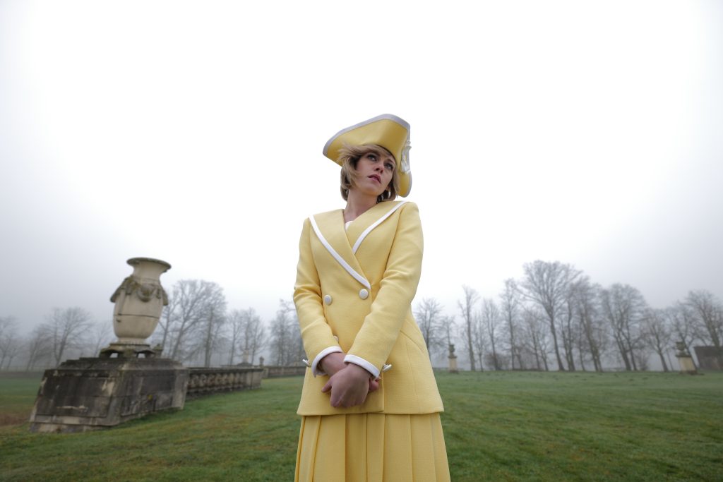 Diana, a Lady Di, em Spencer vestindo um traje clássico amarelo