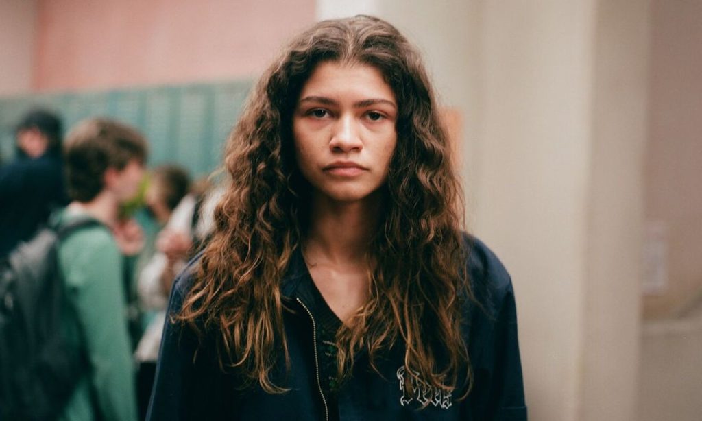 Em cena da segunda temporada Euphoria, a protagonista Rue aparece com uma expressão depressiva.