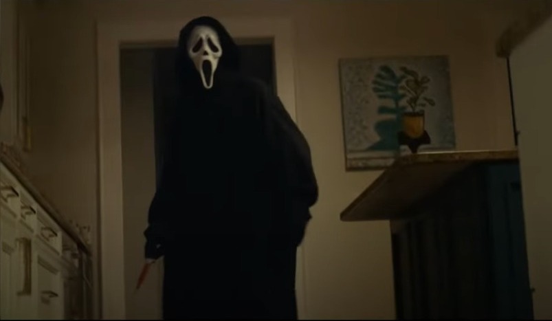 Ghostface em pé em uma cozinha com uma faca - Crítica Pânico 5 é divertidamente sangrento e um dos melhores da franquia - Otageek