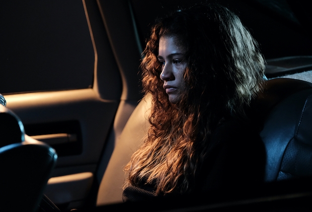 Cena que mostra a personagem Rue (Zendaya)  dentro de um carro no primeiro episódio da segunda temporada de Euphoria