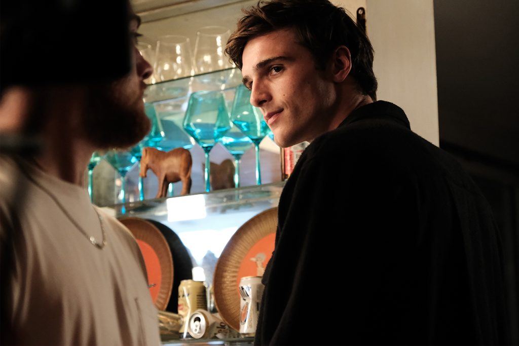 Cena de Fezco (Angus Cloud) e Nate (Jacob Elordi) no primeiro episódio da segunda temporada de Euphoria, que mostra os dois personagens conversando em uma festa. 
