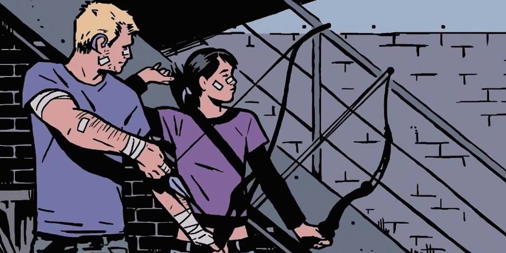 Painel dos quadrinhos do Gavião Arqueiro de Matt Fraction e David Aja. Nele, vemos Clint barton e Kate Bishop, abmos com seus arcos na mão e se preparando para atirar. Eles estão em um beco, nitidamente feridos, com ataduras e band-aids visíveis, e é possível ver o aparelho auditivo de Clint em cua orelha.