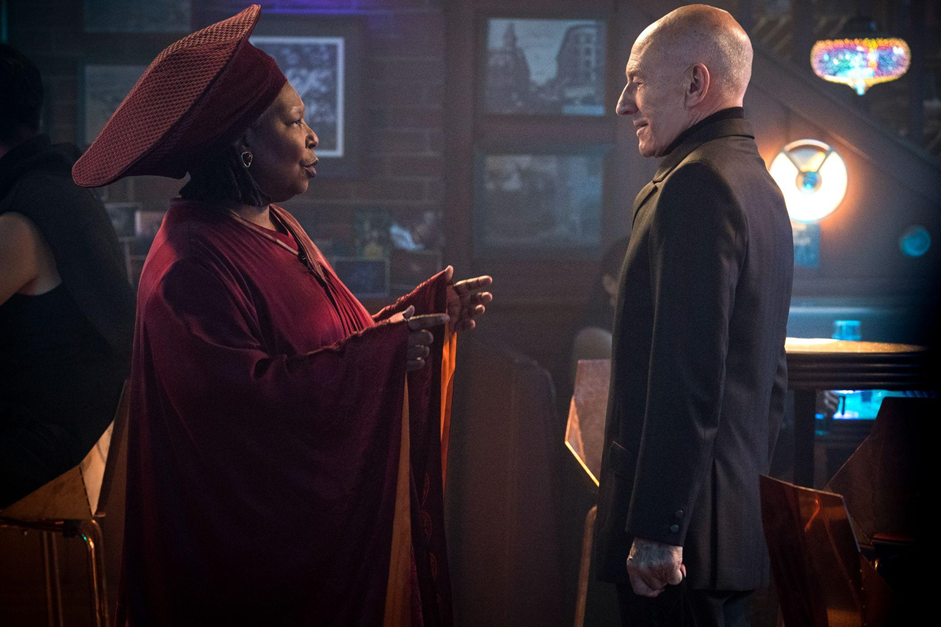 Guinan (Whoopi Goldberg) e Jean-Luc Picard (Sir Patrick Stewart) Otageek