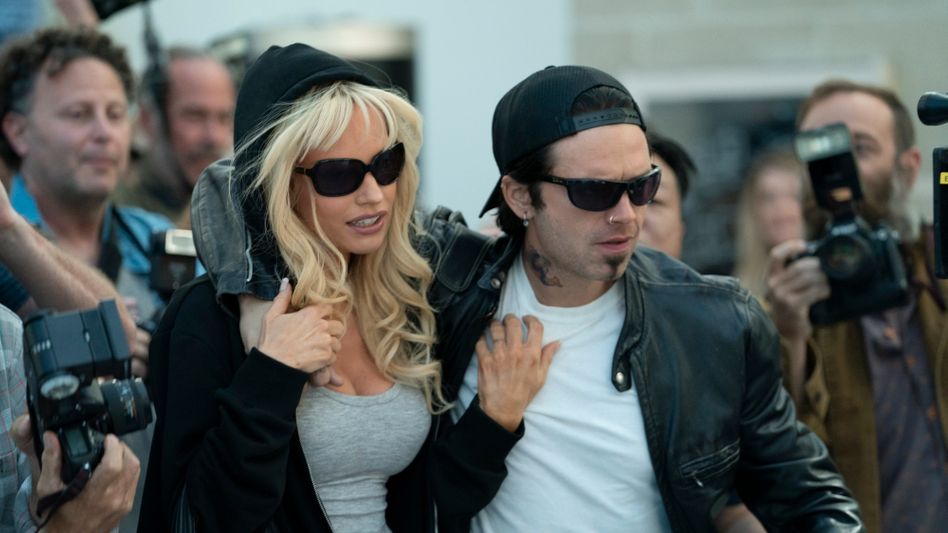 Sebastian Stan como Tommy Lee e Lily James como Pamela Anderson em "Pam & Tommy".