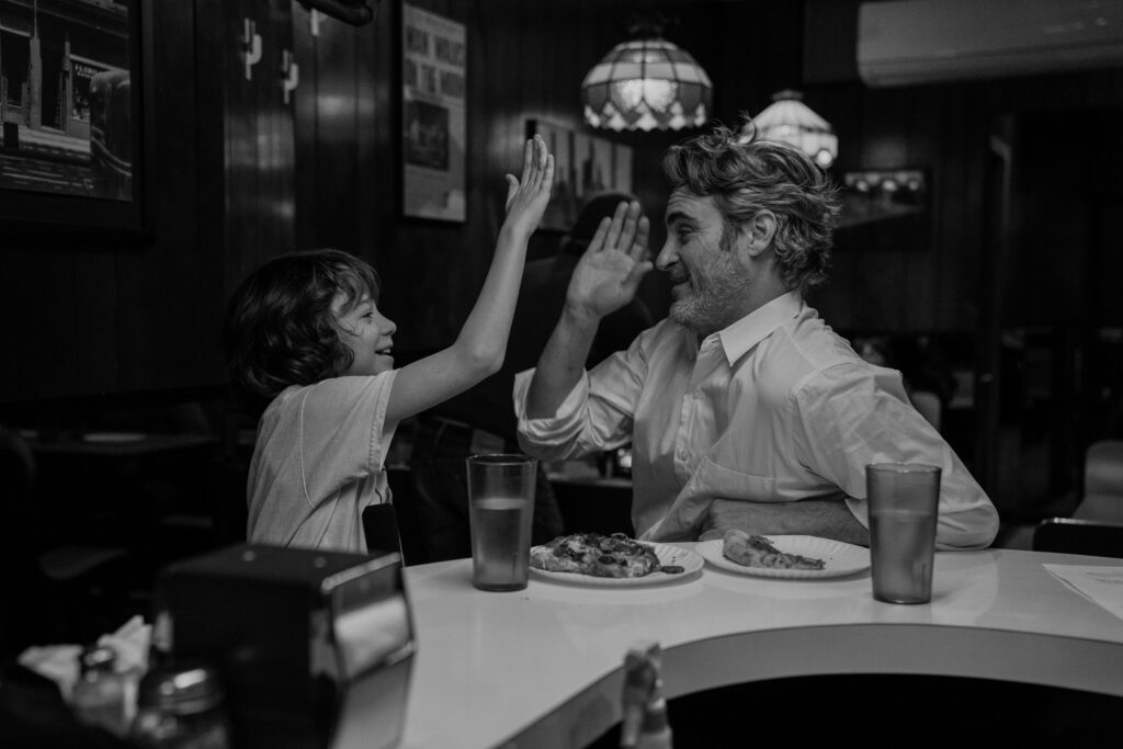Cena do filme Sempre em Frente, com seus protagonistas Woody Norman, Joaquin Phoenix